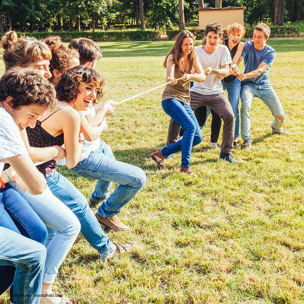 lustige Wettbewerbe, wie Seilziehen, Bogenschießen und vieles mehr_iStock_480944106