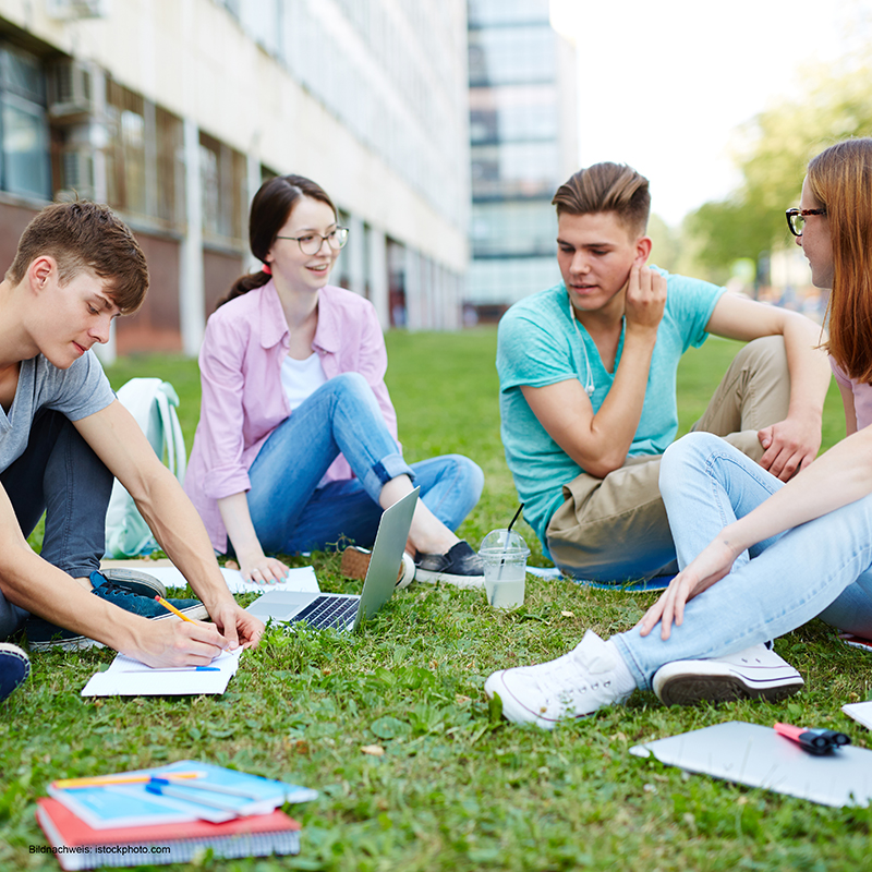 Gruppenarbeit für die Abschlusspräsentation_iStock_614130682